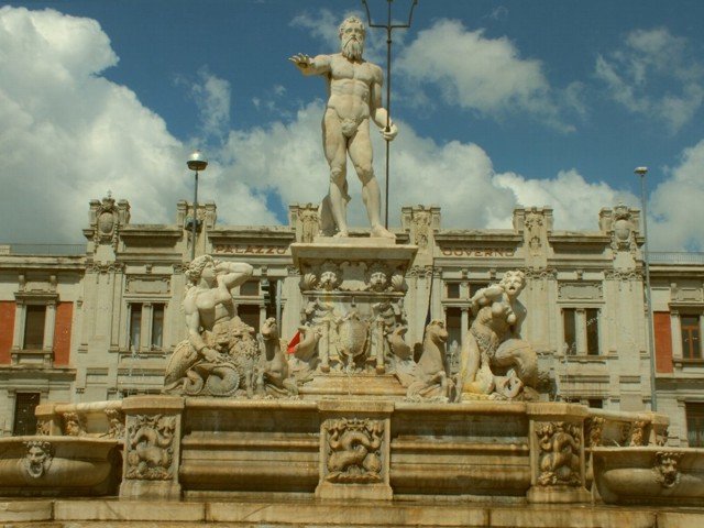 fountainofneptunebygiovannimontorsoli1557messina.jpg