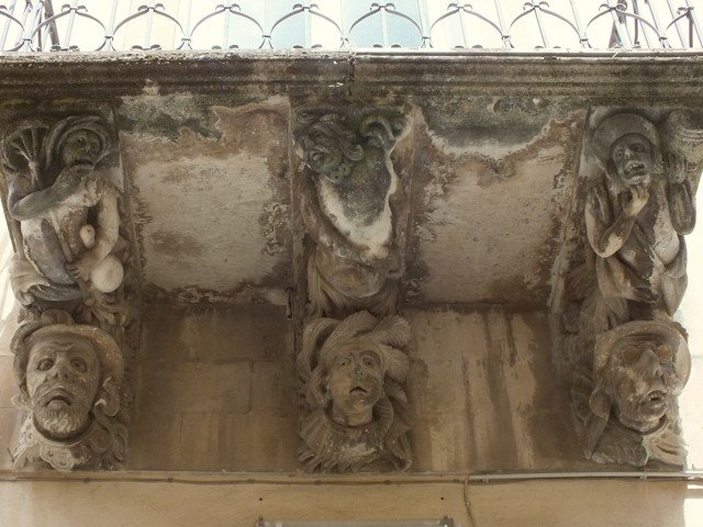 sculpturedbalconyragusaibla.jpg